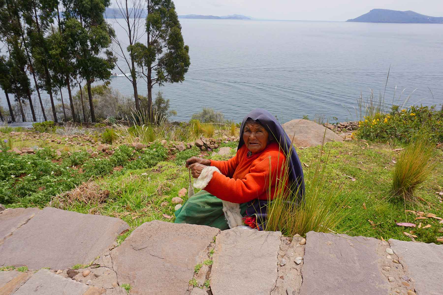 isla-taquile-tejiendo